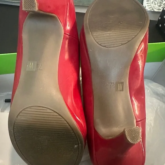 Kelly & Katie Glossy Red Patent Heels - Picture 4 of 6